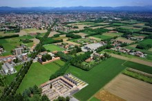 Fotografie aeree Magnago, Cesano Maderno, Castellanza, Busto Arsizio, Cerro Maggiore, Lissone, Limbiate, Rescaldina, Seregno, Saronno, Varedo, Origgio, Ceriano Laghetto, Monza, 222 inquadrature su negativo e diapositiva colore, data di esecuzione primi di luglio 1992 con architetto Gianpaolo Corda. Elytime comandante Giovanni Marinosci elicottero Enstrom 280. Fotocamera Topolinhof obiettivo 65mm 5.6 Superangulon Schneider, pellicola negativo colore 120 Kodak VHC 100 asa.
